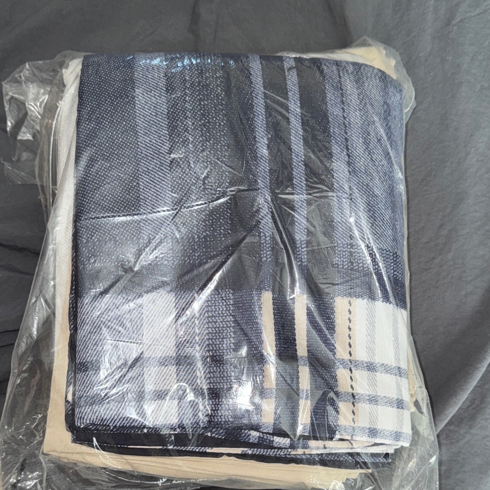 Que Blue and White Plaid Bedding Sheets